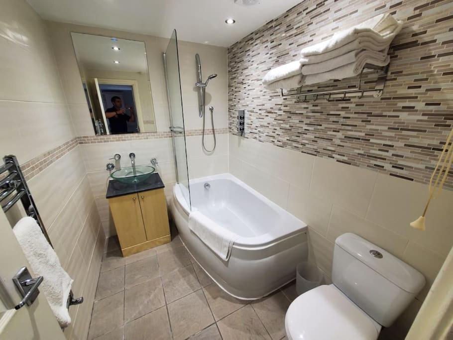 Central Windsor 2 Bedroom Flat With Free Parking Exterior foto
